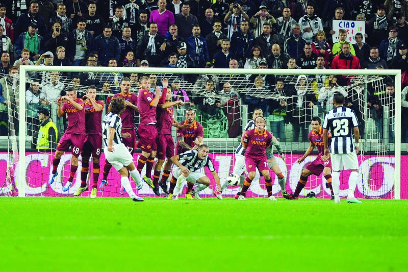 Cavani penalty keeps Napoli level with Juventus
