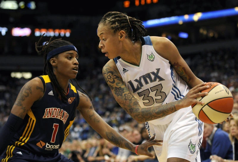 Fever stun Lynx 76-70 in Game 1