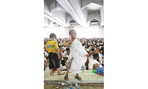 Pilgrims stone Jamrat Al-Aqaba with remarkable ease, praise Saudi efforts