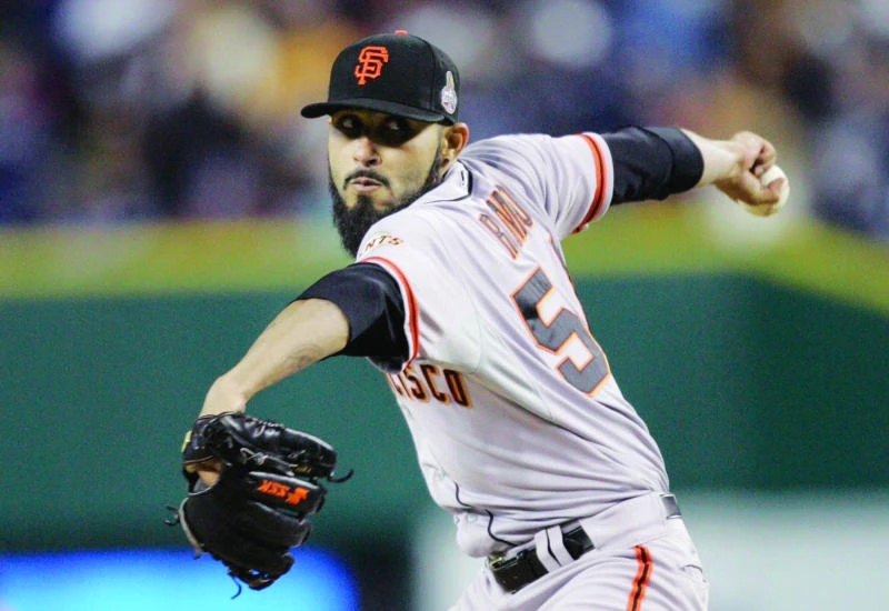 Giants near title after blanking Tigers