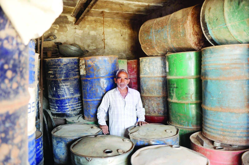 India tries handing out cash to help teeming poor