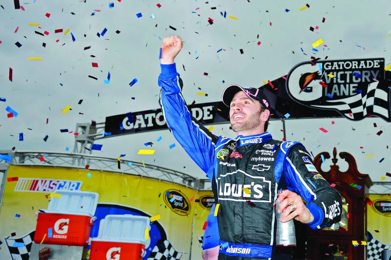 Johnson wins at Martinsville, takes points lead