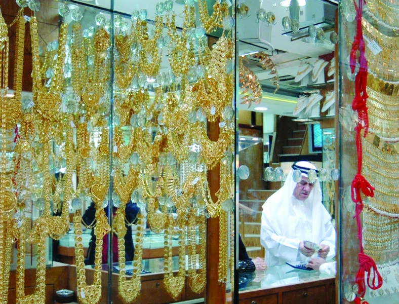 Gold holds near $ 1,710 on global growth concerns