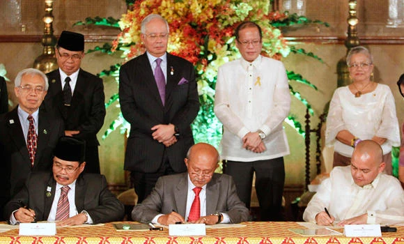 Philippines, Muslim rebels sign peace pact