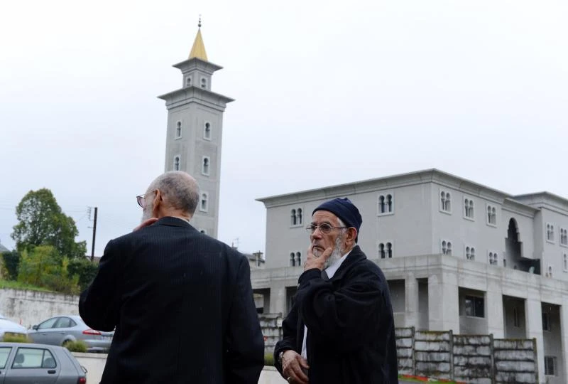 Far-right extremists storm mosque in France