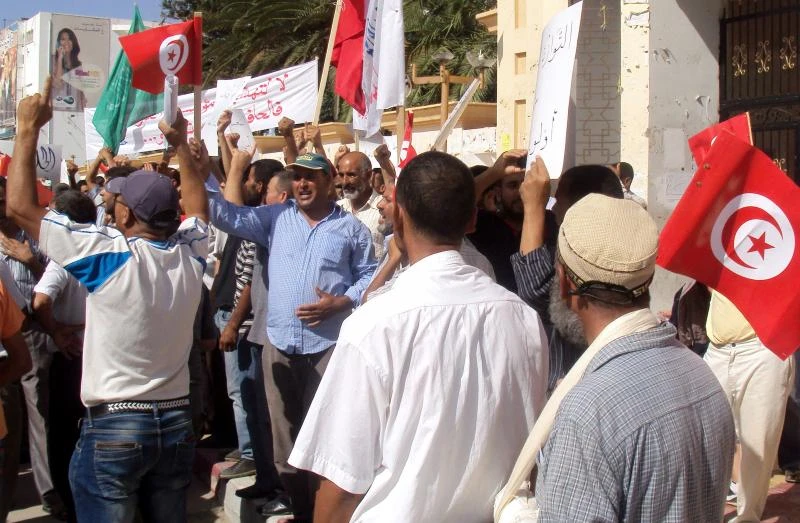 Tunisians march in Sidi Bouzid to back Ennahda