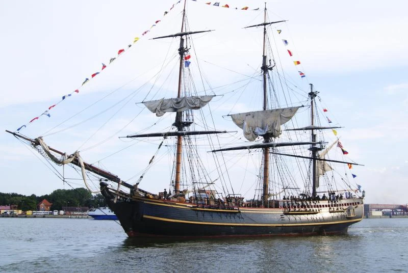 14 rescued from HMS Bounty in path of hurricane; 2 missing