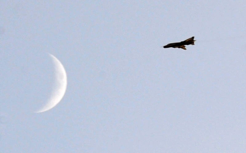 Syria jets resume bombarding rebel town as clashes erupt