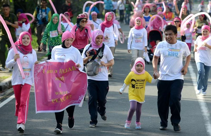 From guns to laptops, peace in Philippines faces arduous road