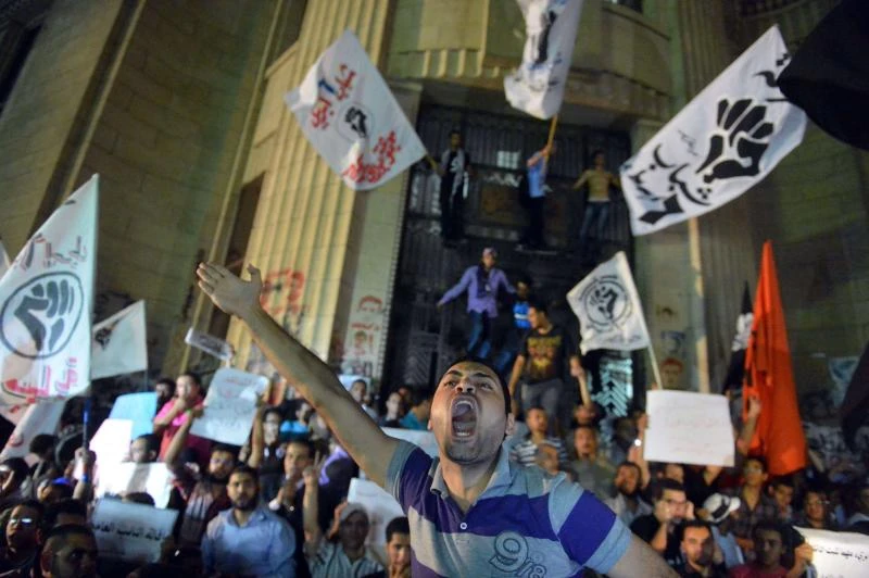 Egypt’s prosecutor general defies Mursi's order to step down