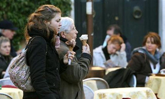 Don’t eat or face fine, tourists in Rome told