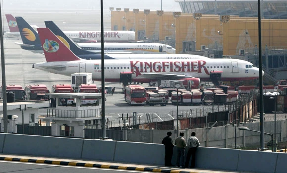 India suspends Kingfisher Airlines’ license