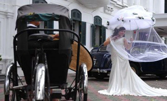 Hanoi communists face ban on opulent weddings