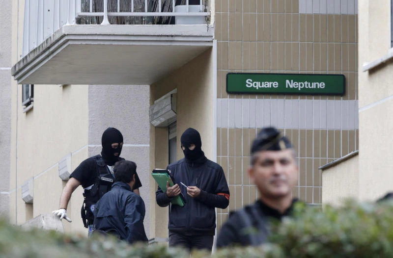 Police find bomb components in France extremists probe