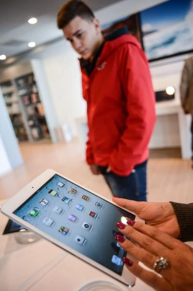 Apple rolls out iPad mini to shorter lines