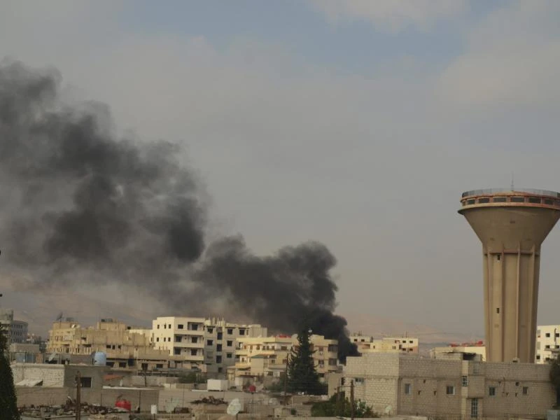 Syria rebels seize strategic town as toll hits 40,000