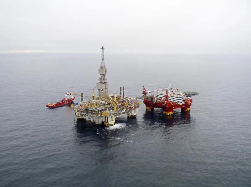 Hundreds evacuated from stricken Norway oil rig