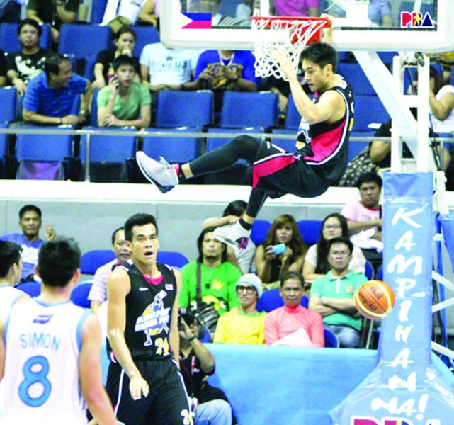 San Mig Coffee survives brewing Globalport storm to win