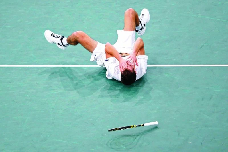 Tower of Polish power knocks down Murray in Paris Masters