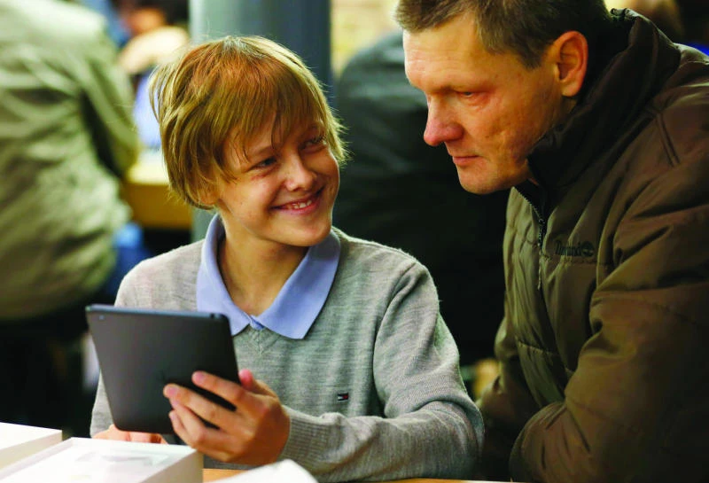 Apple rolls out iPad mini to shorter queues