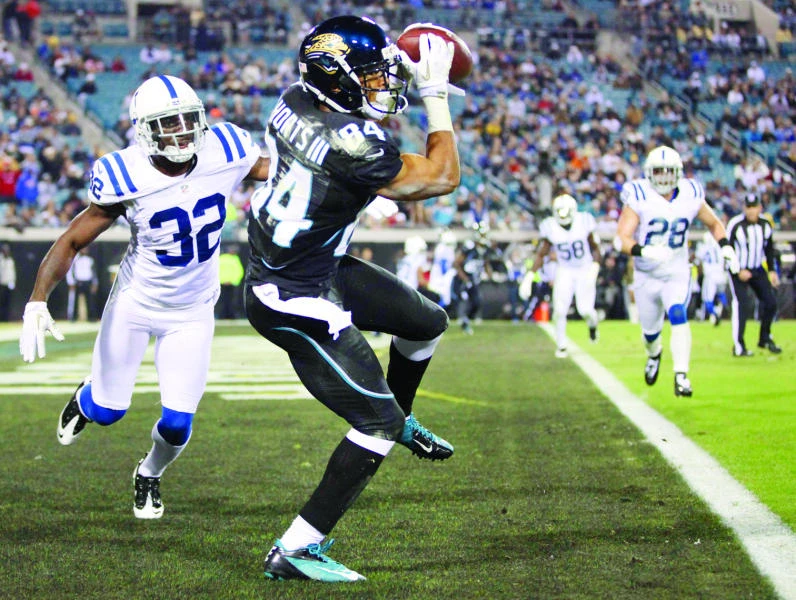 Luck lifts Colts in easy win over Jaguars