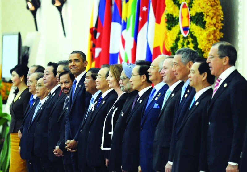 Obama urges restraint in tense Asian disputes