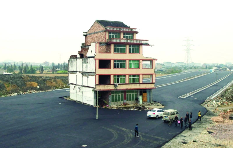 China’s holdout homeowners stuck in the road
