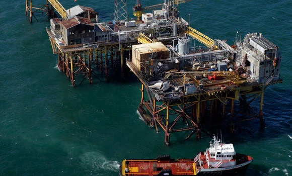 Gulf rig fire leaves 4 hurt, 2 missing; no leak