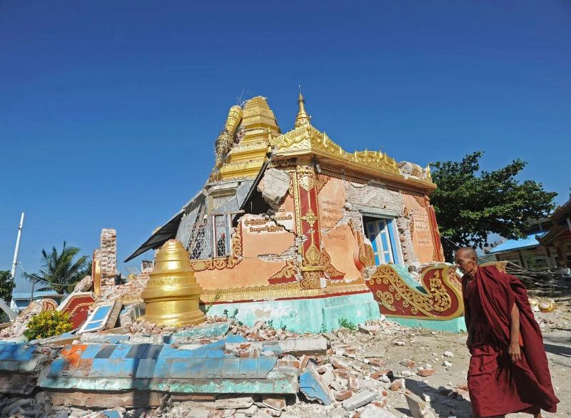 Myanmar rescuers struggle to reach quake victims