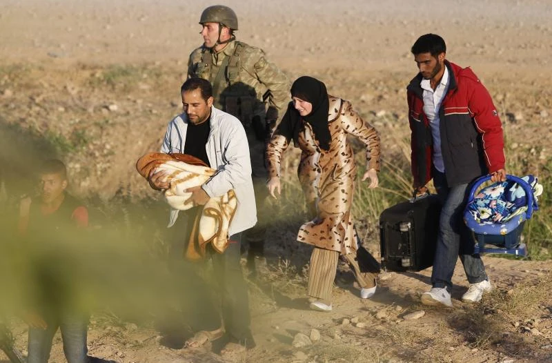 Six killed as Assad jets pound Turkish border