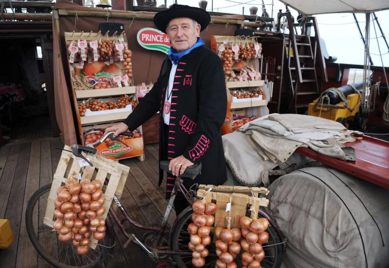 Onion Johnnies set sail for Britain again