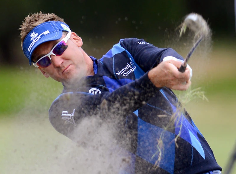 Scott, Poulter lurk at Australian Masters