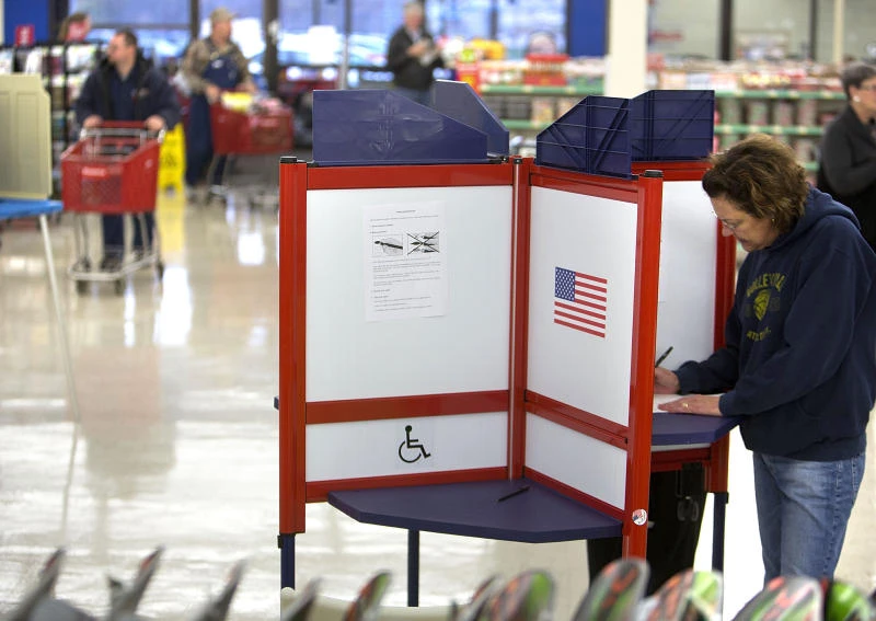 Obama or Romney? Voters start deciding close race