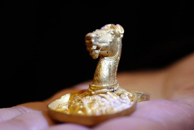 Archaeologists discover Thracian golden jewelry