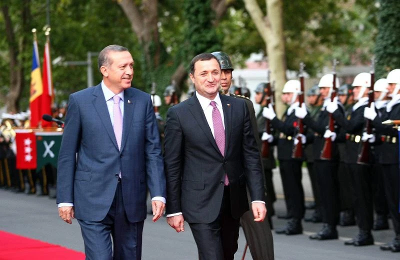 Blanks fired inside Turkish gov’t building