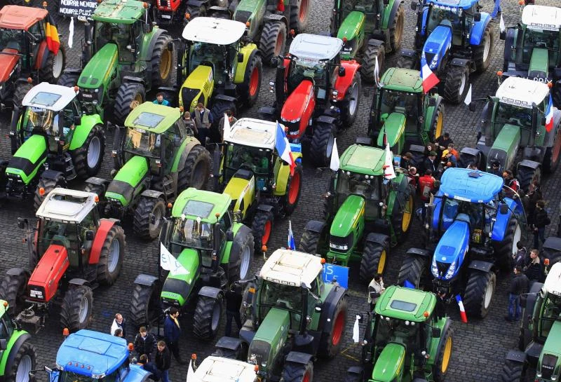 Hundreds of tractors descend on Brussels for milk protest