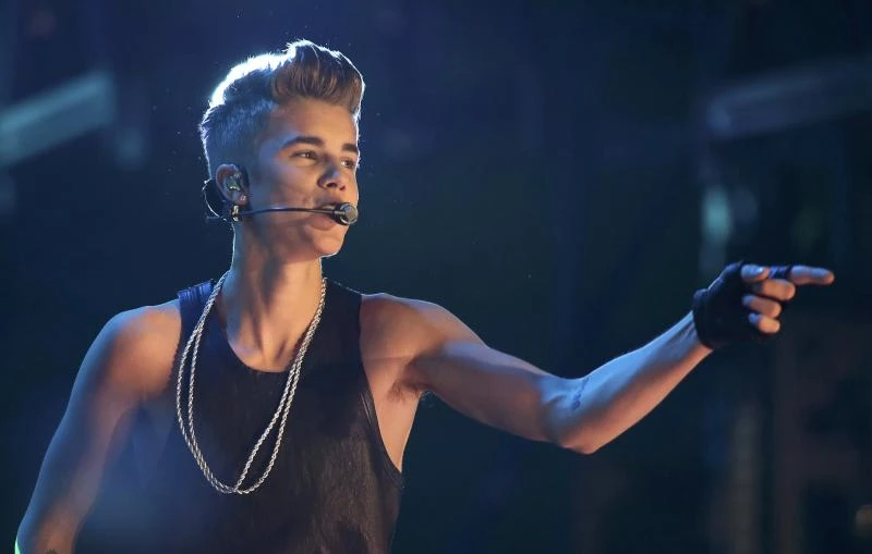 Bieber booed in native Canada by football fans