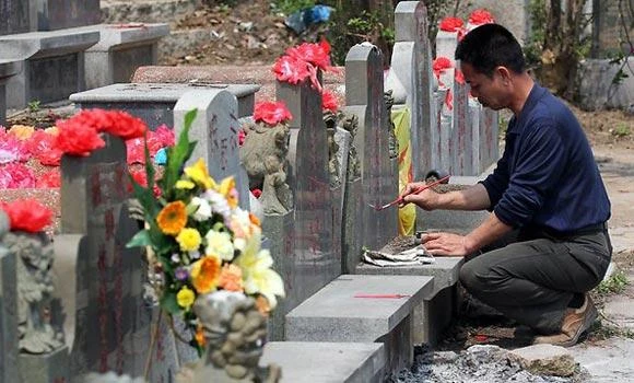 China city halts grave clearing campaign