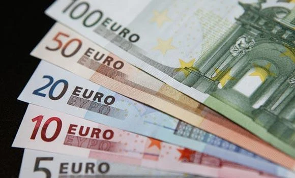 Shares and euro decline on Greece talks
