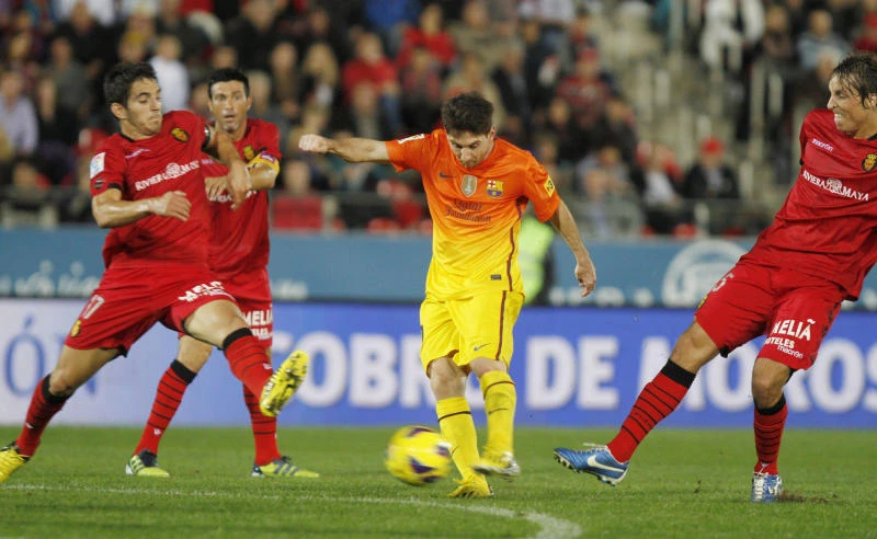 Messi fires Barcelona; Hernandez lifts United
