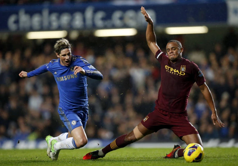 Benitez jeered as Chelsea holds Manchester City