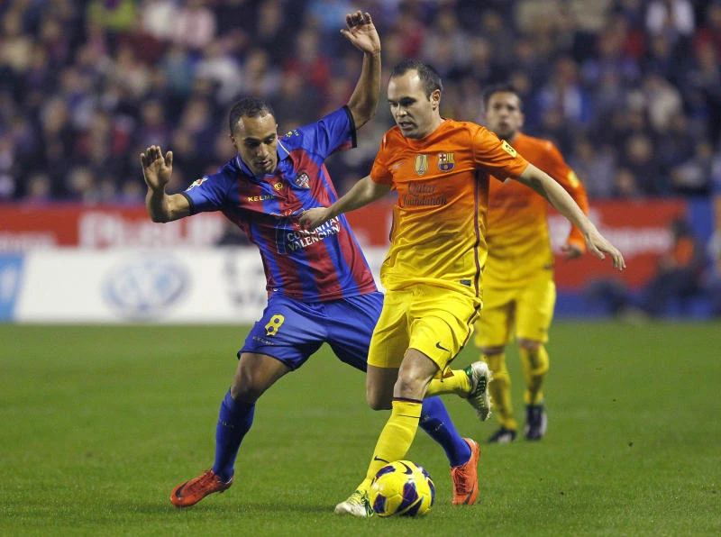 Iniesta sizzles; United back on top
