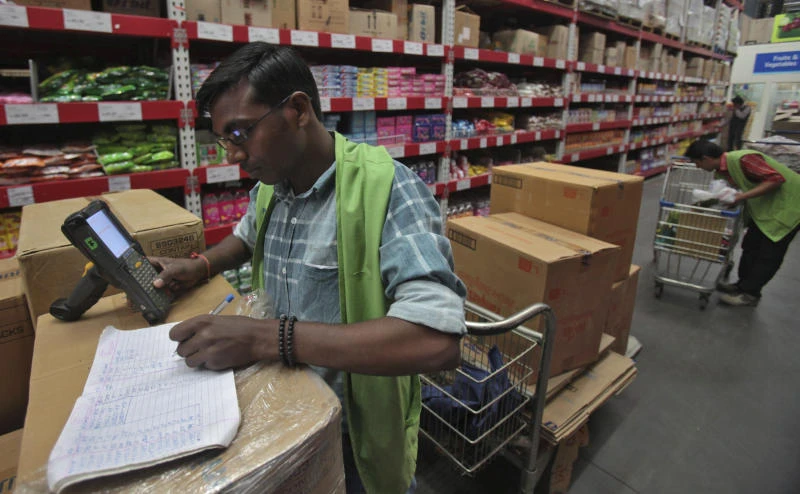 India investigates Wal-Mart over stake in local unit