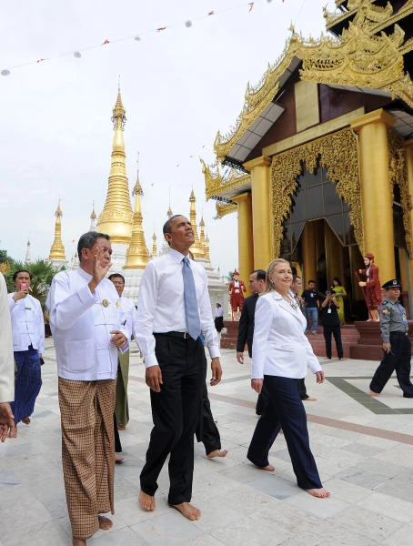 Obama pushes change on historic Myanmar visit
