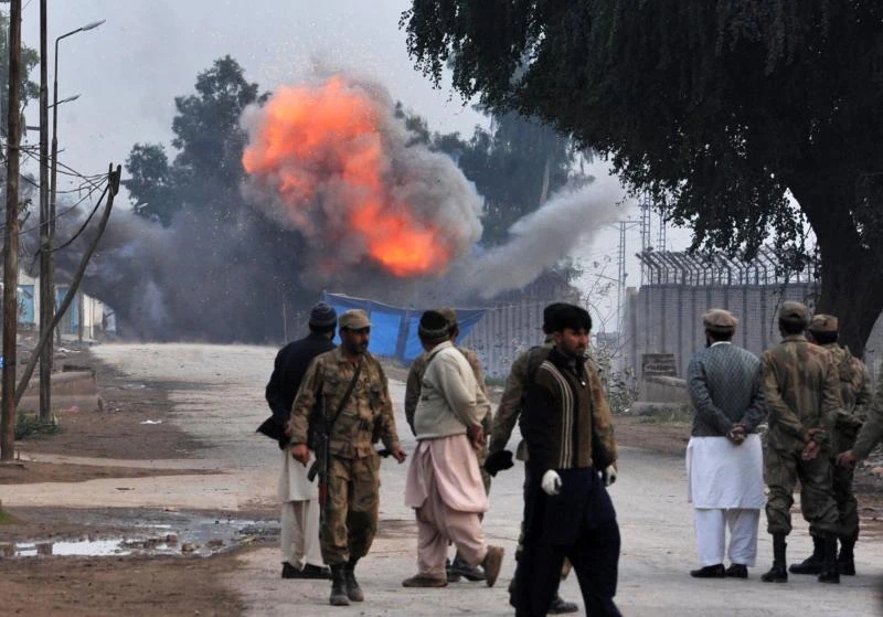 Pakistan police battle militants after deadly airport raid