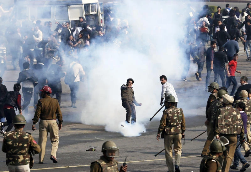 New Delhi gang-rape protesters tear-gassed