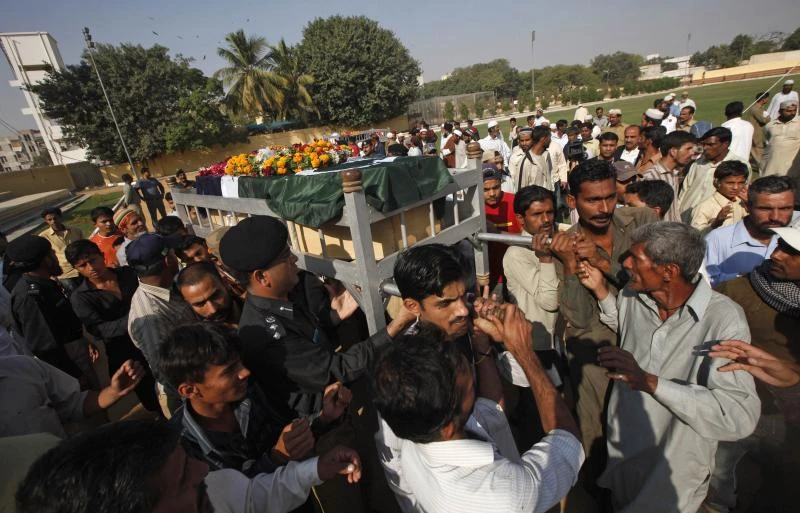 Militants kill 2 police, capture 21 in Pakistan