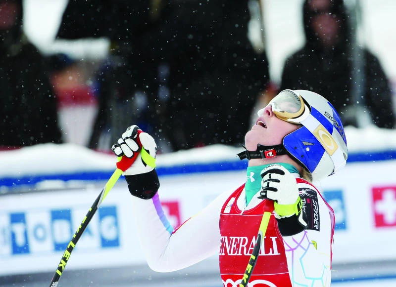 Vonn dominates, renews bid to race men