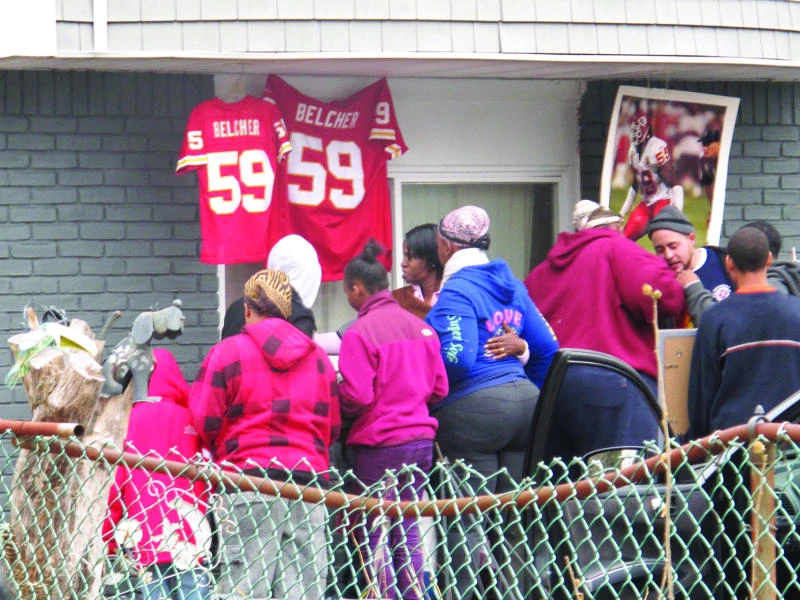 Kansas City pro football player kills girlfriend, then commits suicide