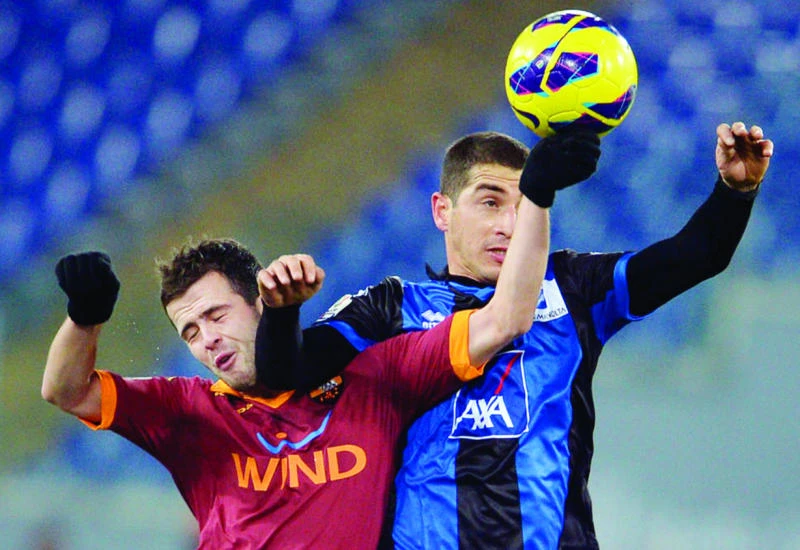 10-man Roma whips Atalanta 3-0